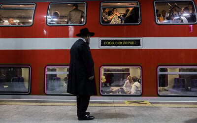 Passengers at Yitzhak Navon train station in Jerusalem. (Yonatan Sindel/Flash90)