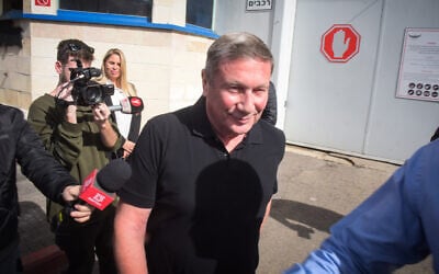 Former Chairman of IDB Group Nochi Dankner is released from Maasiyahu Prison in Lod, February 2, 2020. (Avshalom Sassoni/Flash90)