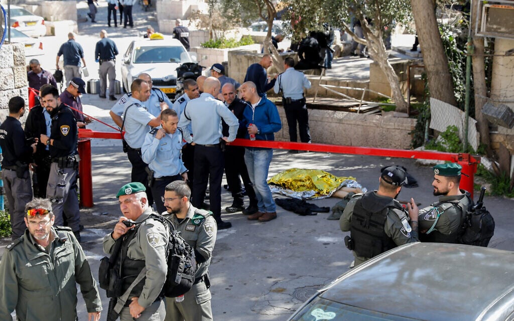 Police officers at the scene of a shooting attack near Lions Gate in Jerusalem's Old City, February 6, 2020. (Olivier Fitoussi/Flash90)