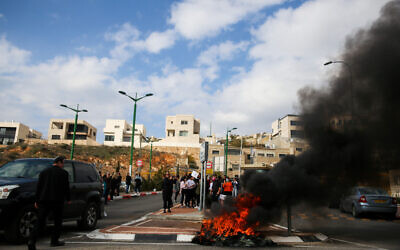 Har Gilo residents protest at the entrance to the settlement following the decision to quarantine 200 South Korean tourists at a military base in the settlement, February 23, 2020. (Yonatan Sindel/Flash90)