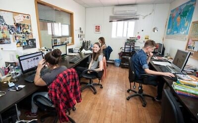 Masa interns working at a company in Israel (Masa)