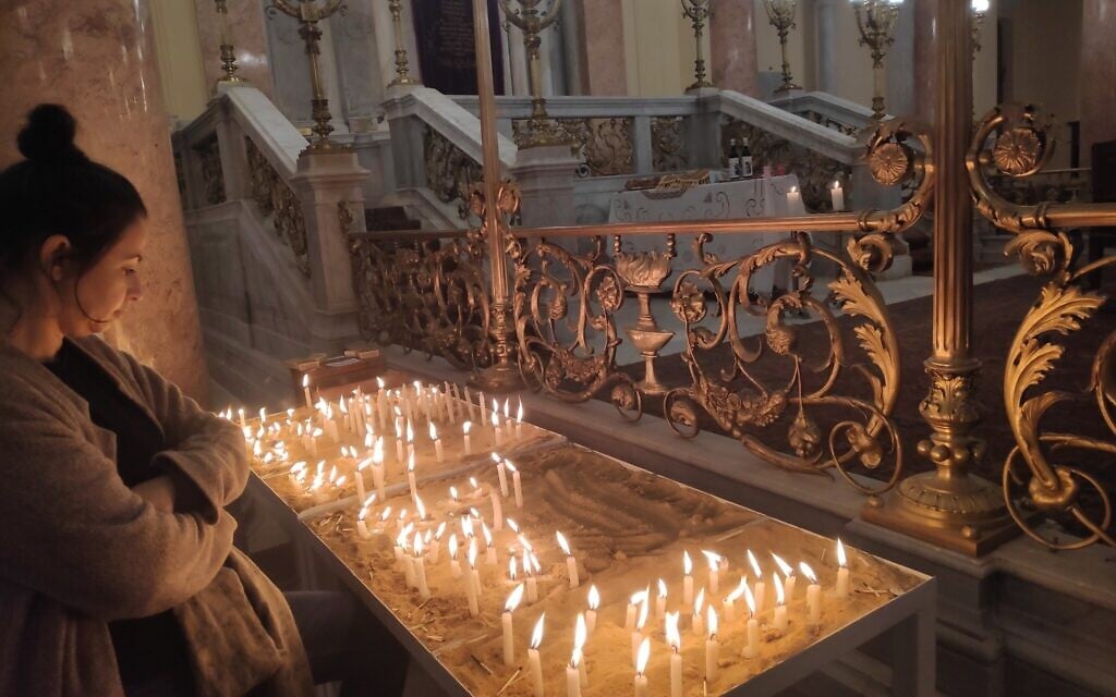 A table with candles at the Eliyahu Hanavi synagogue in Alexandria, Egypt, February 14, 2020. (David Lisbona)