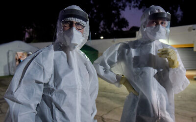 Medical staff at Tel Hashomer Hospital await Israelis under coronavirus quarantine, February 20, 2020. (Avshalom Sassoni/Flash90)