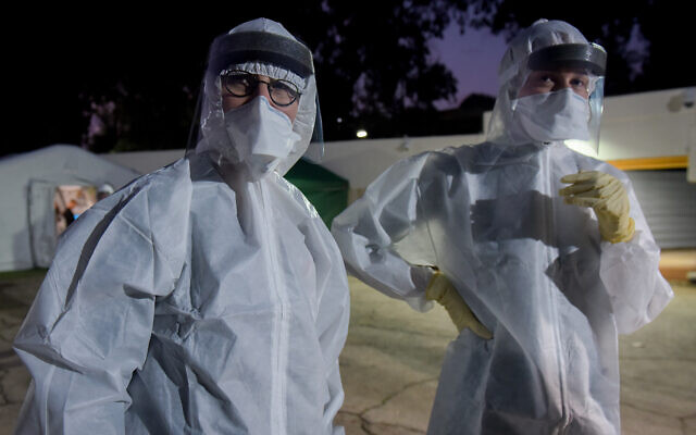 Medical staff at Tel Hashomer Hospital await Israelis under coronavirus quarantine, February 20, 2020. (Avshalom Sassoni/Flash90) Medical staff at Tel Hashomer Hospital await Israelis under coronavirus quarantine, February 20, 2020. (Avshalom Sassoni/Flash90)