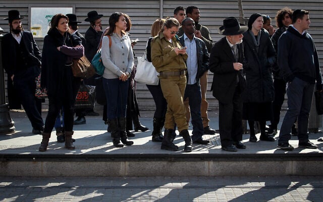 Israelis wait for a train in Jerusalem, February 17, 2014. (Hadas Parush/Flash90)
