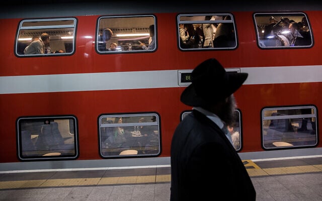 Illustrative: Passengers at Yitzhak Navon train station in Jerusalem, December 18, 2019. (Yonatan Sindel/Flash90) Illustrative: Passengers at Yitzhak Navon train station in Jerusalem, December 18, 2019. (Yonatan Sindel/Flash90)