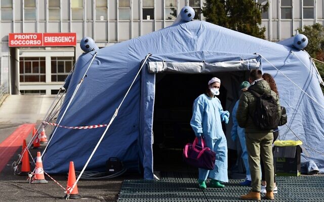 People arrive at a pre-triage medical tent outside Cremona Hospital, in Cremona, northern Italy, on March 4, 2020 (Miguel MEDINA / AFP) People arrive at a pre-triage medical tent outside Cremona Hospital, in Cremona, northern Italy, on March 4, 2020 (Miguel MEDINA / AFP)