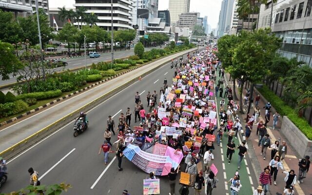 Indonesian people march to mark the International Women's Day in Jakarta on March 8, 2020. (ADEK BERRY / AFP) Indonesian people march to mark the International Women's Day in Jakarta on March 8, 2020. (ADEK BERRY / AFP)