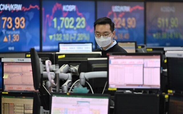 A currency dealer wearing a face mask monitors exchange rates in a trading room at KEB Hana Bank in Seoul on March 13, 2020 (Jung Yeon-je / AFP) A currency dealer wearing a face mask monitors exchange rates in a trading room at KEB Hana Bank in Seoul on March 13, 2020 (Jung Yeon-je / AFP)