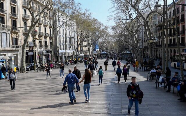 People walk in the Ramblas of Barcelona on March 13, 2020 (Josep LAGO / AFP) People walk in the Ramblas of Barcelona on March 13, 2020 (Josep LAGO / AFP)