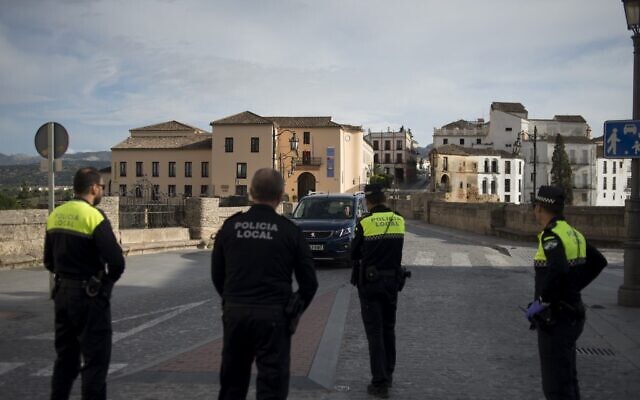 Local police officers patrol a street in order to control people's movement in Ronda, Spain, in light of the coronavirus, COVID-19, spread, on March 15, 2020. (JORGE GUERRERO / AFP)