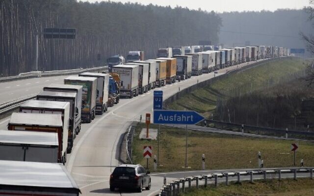 Trucks stuck in a jam on a highway near Fuerstenwalde, southeast of Berlin and about 50 kilometers from the Polish border, on March 18, 2020, as Polish border authorities conducted strenuous health checks before allowing people to cross in an attempt to fight the spread of the novel coronavirus. (Photo by Odd ANDERSEN / AFP) Trucks stuck in a jam on a highway near Fuerstenwalde, southeast of Berlin and about 50 kilometers from the Polish border, on March 18, 2020, as Polish border authorities conducted strenuous health checks before allowing people to cross in an attempt to fight the spread of the novel coronavirus. (Photo by Odd ANDERSEN / AFP)
