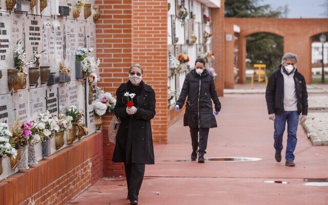 People wearing face masks arrive at the South Municipal cemetery in Madrid, to attend the burial of a man who died of the new coronavirus, on March 23, 2020. (BALDESCA SAMPER/AFP) People wearing face masks arrive at the South Municipal cemetery in Madrid, to attend the burial of a man who died of the new coronavirus, on March 23, 2020. (BALDESCA SAMPER/AFP)