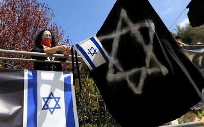 An Israeli woman takes part in a demonstration "to save Israel's democracy" outside the Knesset in Jerusalem, March 25, 2020. (Emmanuel DUNAND / AFP)
