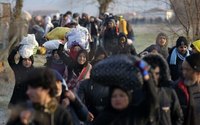 Migrants walk to reach Pazarakule border gate, Edirne, Turkey, at the Turkish-Greek border, March 1, 2020. (Emre Tazegul/AP) Migrants walk to reach Pazarakule border gate, Edirne, Turkey, at the Turkish-Greek border, March 1, 2020. (Emre Tazegul/AP)
