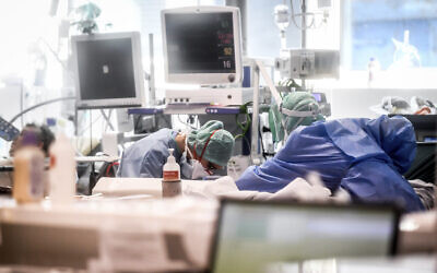 Medical personnel at work in the intensive care unit of the hospital of Brescia, Italy, March 19, 2020 (Claudio Furlan/LaPresse via AP)