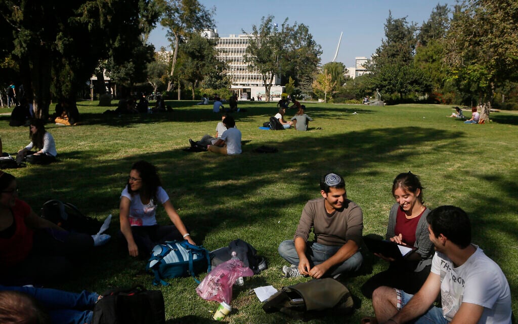Illustrative: Students seen at the Givat Ram campus of the Hebrew University of Jerusalem, October 27, 2014. (Miriam Alster/FLASh90) Illustrative: Students seen at the Givat Ram campus of the Hebrew University of Jerusalem, October 27, 2014. (Miriam Alster/FLASh90)