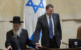 Health Minister Yaakov Litzman (L) seen with speaker of the Israeli parliament Yuli Edelstein, after being sworn on September 2, 2015. (Yonatan Sindel/Flash90)