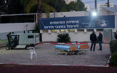 Workers at a building at Sheba-Tel HaShomer Hospital which was converted into a coronavirus isolation unit, on February 20, 2020. (Avshalom Sassoni/Flash90)