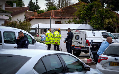 Police at the scene where a father is suspected of carrying out stabbing attack on his wife and daughters, Hod Hasharon, March 6, 2020 (Roy Alima/Flash90)