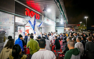 Israelis line up outside Rami Levy supermarket in Ashdod on March 14, 2020. (Flash90)