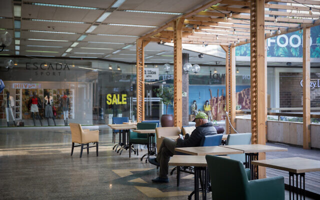 Closed shops and restaurants in Tel Aviv on March 15, 2020 (Miriam Alster/FLASH90)
