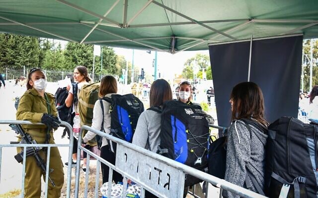 Young Israelis arrive to the IDF recruitment center at Tel Hashomer, outside of Tel Aviv on March 17, 2020.  (Flash90)