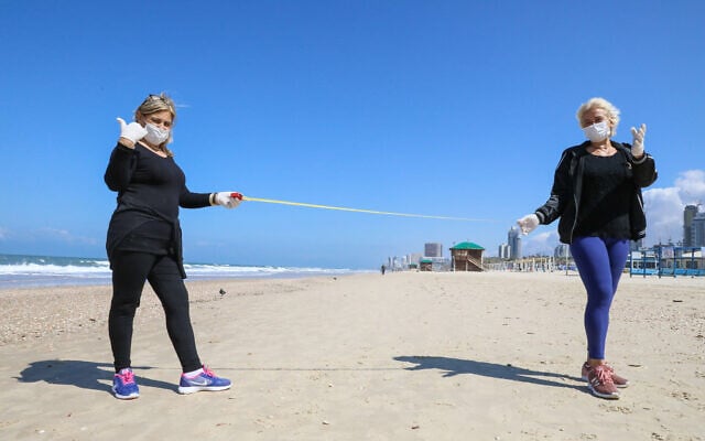Israelis visit the beach in Rishon Lezion on March 22, 2020. (Yossi Zamir/Flash90)