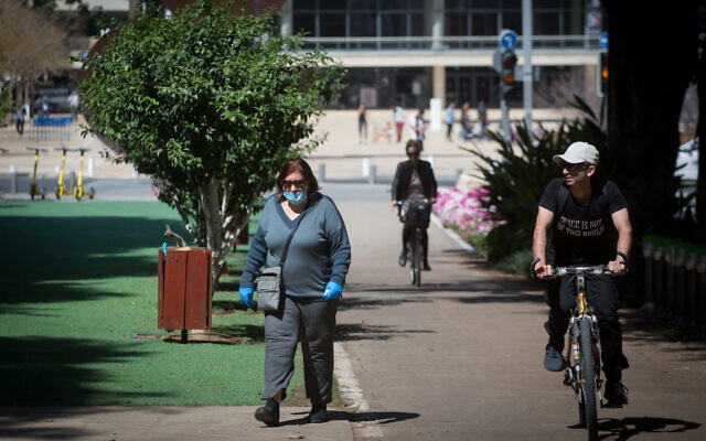 The nearly empty Rothschild Boulevard in Tel Aviv on March 25, 2020 (Miriam Alster/Flash90)
