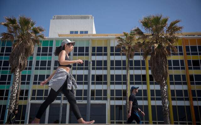 Joggers on the Tel Aviv beach boardwalk on March 25, 2020 (Miriam Alster/Flash90)