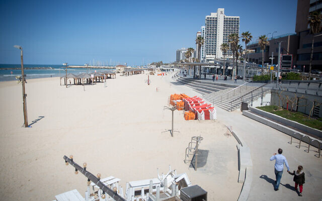 The nearly empty beach in Tel Aviv on March 25, 2020 (Miriam Alster/Flash90)