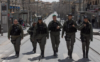 Police patrol Jerusalem's city center to ensure people are not disobeying the partial lockdown on March 26, 2020 (Nati Shohat/FLASH90)