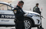 Police man a temporary checkpoint at the entrance to Jerusalem as they enforce new emergency regulations to to prevent the spread of the coronavirus, March 26, 2020. (Olivier Fitoussi/FLASH90)