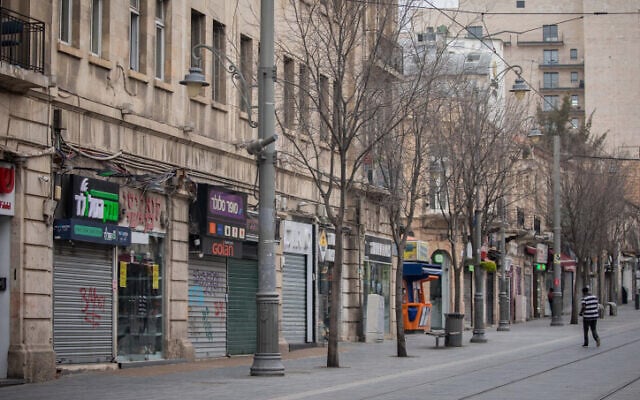 A general view of closed stores on Jaffa Road in downtown Jerusalem on March 26, 2020. (Yonatan Sindel/Flash90)
