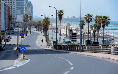 The empty promenade and beach along the shore of the Mediterranean Sea in Tel Aviv, March 28, 2020. (Avshalom Sassoni/ Flash90)