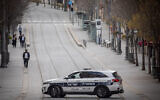 Police patrol on Jaffa Street in Jerusalem on March 28, 2020 (Yonatan Sindel/Flash90)