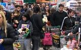 Shoppers flood a Tel Aviv supermarket on March 14, 2020 (Courtesy)