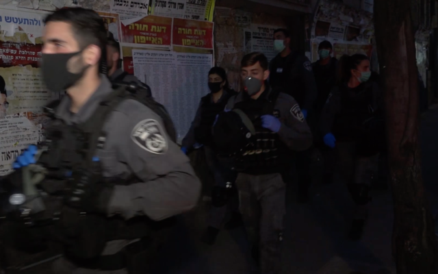 Israel Police officers enter Jerusalem's Mea Shearim neighborhood to enforce the government's anti-coronavirus restrictions on March 30, 2020. (Screen capture: Israel Police)