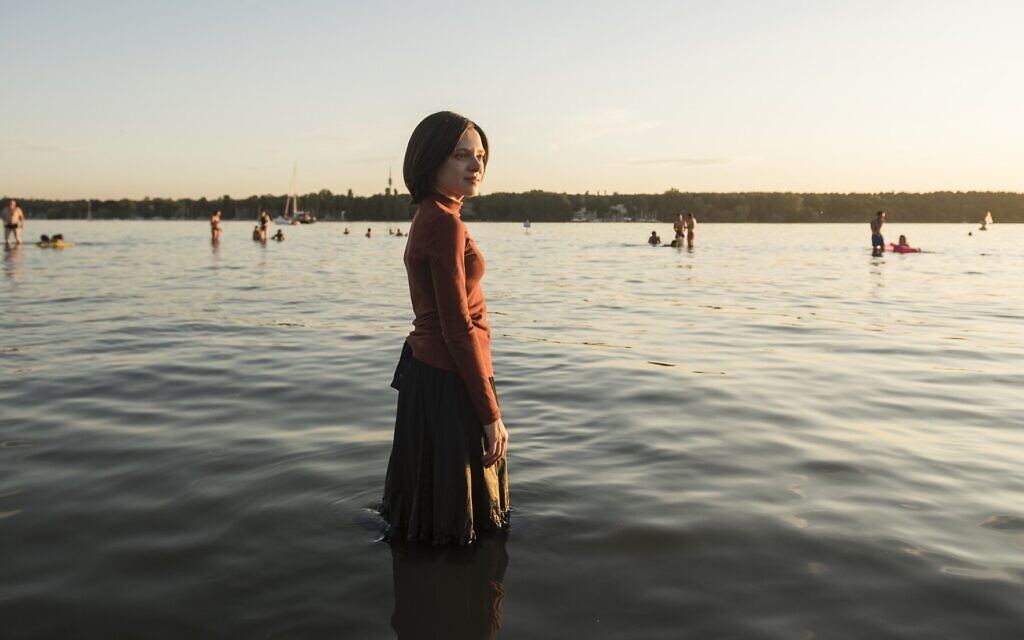 Shira Haas in Netflix's 'Unorthodox' (Anika Molnar/Netflix)