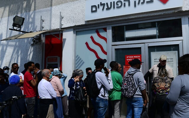 Israelis wait in line outside a bank near the Hatikva Market, Tel Aviv, March 15, 2020. (Tomer Neuberg/Flash90) Israelis wait in line outside a bank near the Hatikva Market, Tel Aviv, March 15, 2020. (Tomer Neuberg/Flash90)