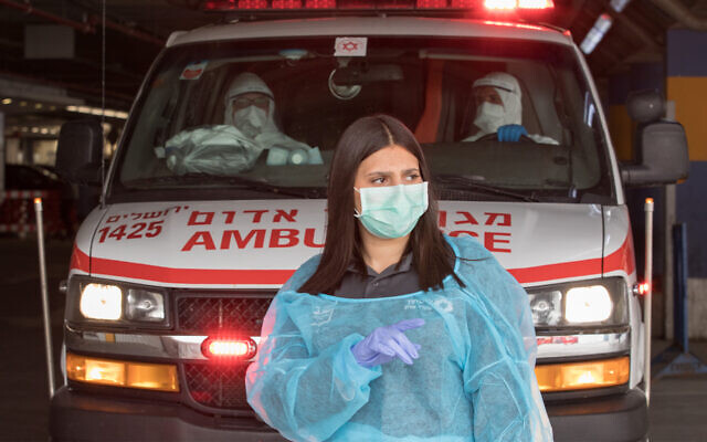 Medical personnel after evacuating a suspected COVID-19 patient at Shaare Zedek hospital in Jerusalem, March 31, 2020. (Nati Shohat/Flash90) Medical personnel after evacuating a suspected COVID-19 patient at Shaare Zedek hospital in Jerusalem, March 31, 2020. (Nati Shohat/Flash90)