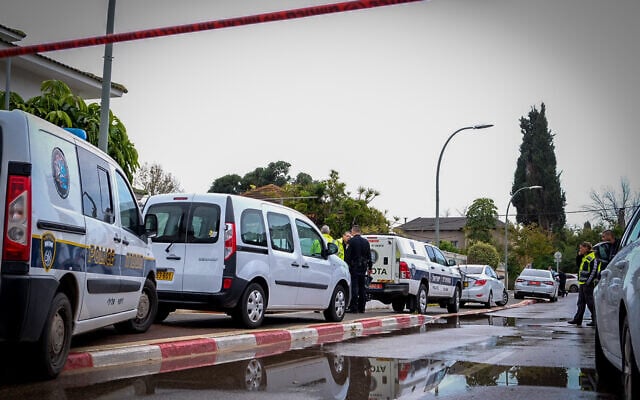 Police at the scene where a father is suspected of stabbing his wife and daughters, Hod Hasharon, March 6, 2020 (Roy Alima/Flash90) Police at the scene where a father is suspected of stabbing his wife and daughters, Hod Hasharon, March 6, 2020 (Roy Alima/Flash90)