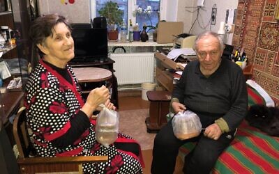 A Ukrainian Jewish couple with food parcels provided by Christians for Israel. (Christians for Israel) A Ukrainian Jewish couple with food parcels provided by Christians for Israel. (Christians for Israel)