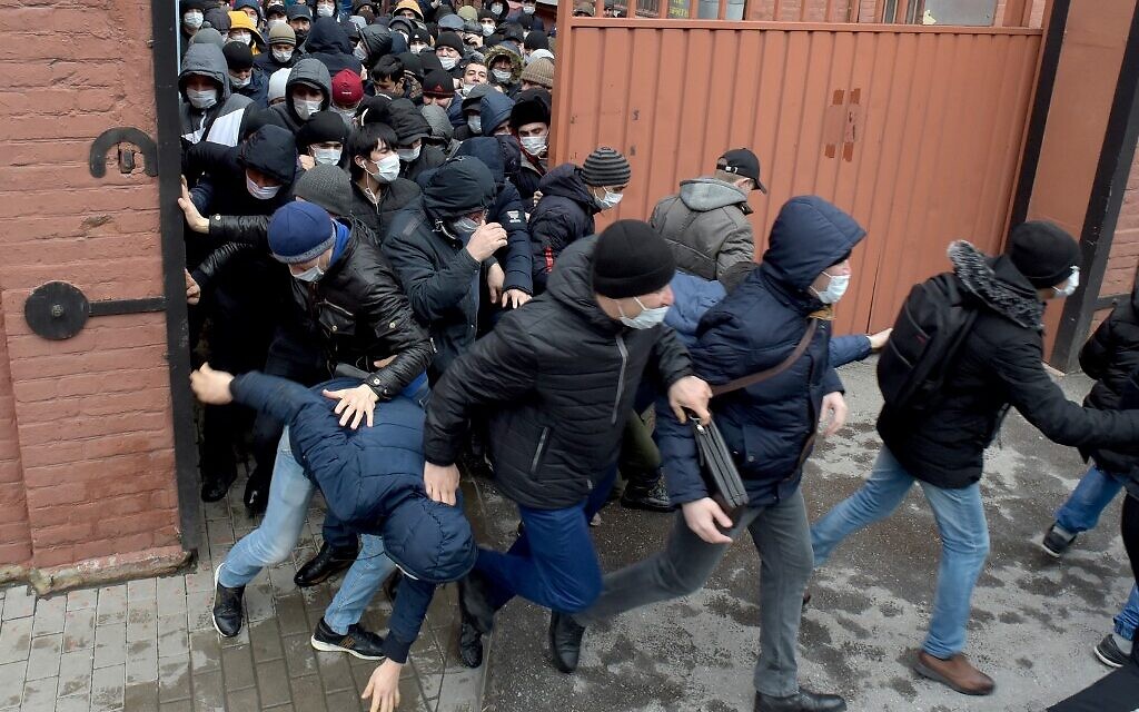 Migrants wearing protective facemasks hurry to renew work and residence permits in Russia at a migration center in Saint Petersburg on April 3, 2020, amid the spread of the coronavirus. (Olga MALTSEVA / AFP) Migrants wearing protective facemasks hurry to renew work and residence permits in Russia at a migration center in Saint Petersburg on April 3, 2020, amid the spread of the coronavirus. (Olga MALTSEVA / AFP)