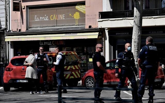 French Municipal Police officers stand in a street in the center of Romans-sur-Isere, on April 4, 2020 (JEFF PACHOUD / AFP) French Municipal Police officers stand in a street in the center of Romans-sur-Isere, on April 4, 2020 (JEFF PACHOUD / AFP)