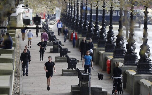 Pedestrians exercise along the embankment in central London as life in Britain continues during the nationwide lockdown to combat the novel coronavirus pandemic on April 6, 2020. (Photo by Tolga AKMEN / AFP) Pedestrians exercise along the embankment in central London as life in Britain continues during the nationwide lockdown to combat the novel coronavirus pandemic on April 6, 2020. (Photo by Tolga AKMEN / AFP)
