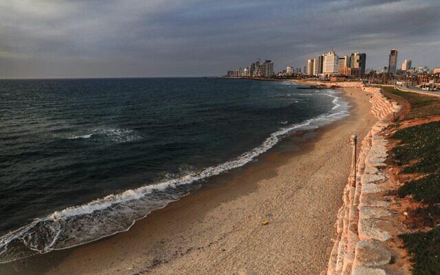 This picture taken on April 15, 2020 shows a view of an empty beach in the Mediterranean city of Jaffa, while Israel is under lockdown due to the COVID-19 coronavirus pandemic. (Ahmad GHARABLI / AFP) This picture taken on April 15, 2020 shows a view of an empty beach in the Mediterranean city of Jaffa, while Israel is under lockdown due to the COVID-19 coronavirus pandemic. (Ahmad GHARABLI / AFP)