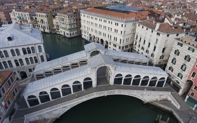 An aerial view taken on April 25, 2020 in Venice shows the Rialto bridge over the Grand Canal, during the country's lockdown aimed at curbing the spread of the COVID-19 infection, caused by the novel coronavirus. (MARCO SABADIN / AFP) An aerial view taken on April 25, 2020 in Venice shows the Rialto bridge over the Grand Canal, during the country's lockdown aimed at curbing the spread of the COVID-19 infection, caused by the novel coronavirus. (MARCO SABADIN / AFP)