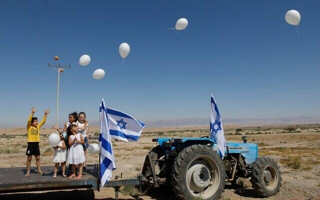 Israeli children realease white balloons during a small ceremony held near their agricultural enclave, at the crossing checkpoint near Moshav Tzofar, on the Israeli-Jordanian border on April 30, 2020. (MENAHEM KAHANA / AFP) Israeli children realease white balloons during a small ceremony held near their agricultural enclave, at the crossing checkpoint near Moshav Tzofar, on the Israeli-Jordanian border on April 30, 2020. (MENAHEM KAHANA / AFP)