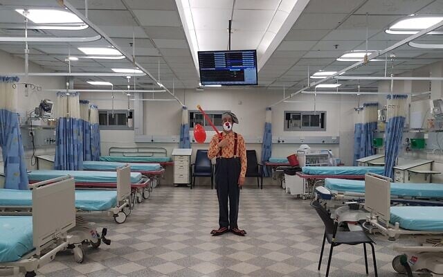 Medical clown Nimrod Eisenberg performing at Tel Aviv’s Sourasky Medical Center (courtesy) Medical clown Nimrod Eisenberg performing at Tel Aviv’s Sourasky Medical Center (courtesy)